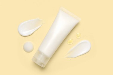 Kozmetik ürünlü tüp ve renk arkaplan üzerinde örnekler