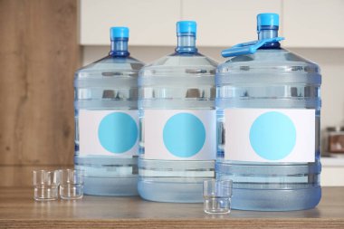 Mutfaktaki masada temiz su şişeleri var.