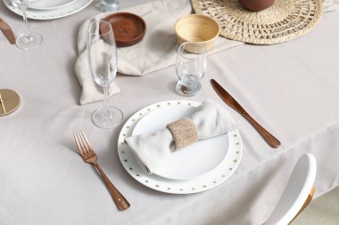 Akşam yemeği için şık bir masa.