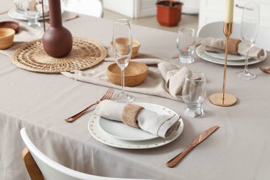 Akşam yemeği için şık bir masa.