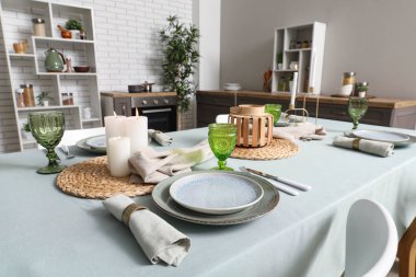 Mutfakta akşam yemeği için şık bir masa.