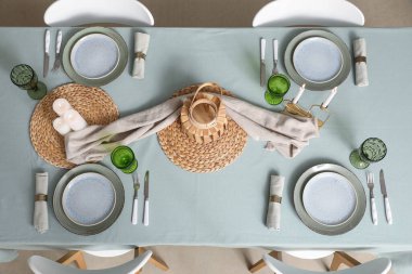 Akşam yemeği için şık masa düzenleme, üst görünüm