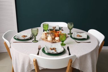 Sonbahar sofrası için şık bir sofra.