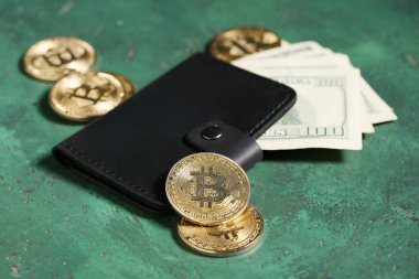 Altın sikkeli cüzdan ve yeşil arka planda dolar banknotları