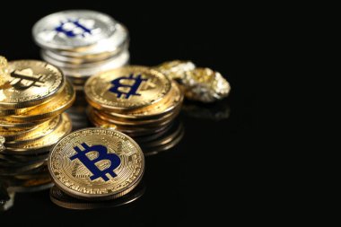 Koyu arkaplanda altın olan bitcoinler