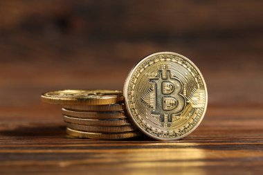 Ahşap zemin üzerine altın bitcoins