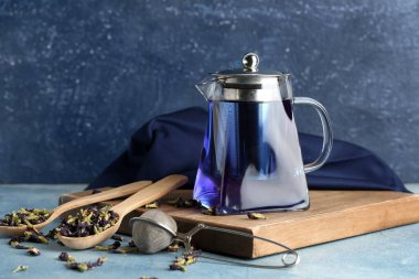 Mavi grunge arka planda kelebek bezelye çiçeği çayı