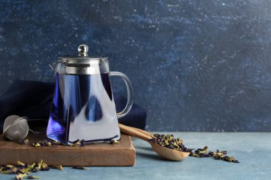 Mavi grunge arka planda kelebek bezelye çiçeği çayı