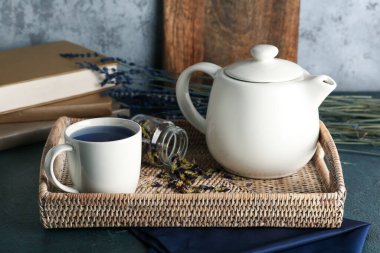 Tepside fincan ve bir çaydanlık bezelye çiçeği çayı.