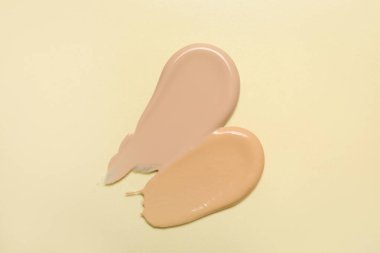 Renk arkaplanındaki sıvı makyaj temeli örnekleri