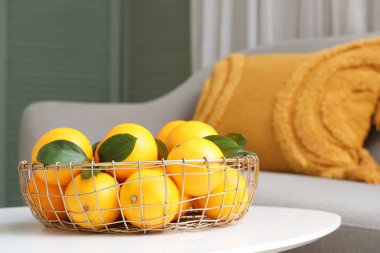 Odada taze portakallı sepet var.