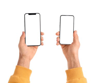 Beyaz arka planda boş cep telefonu tutan adam