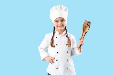 Mavi arka planda mutfak aletleri olan sevimli bir aşçı.