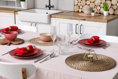 Mutfakta kırmızı peçeteler olan şık bir masa. Yakın çekim.