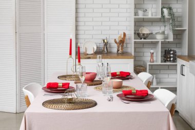 Mutfakta akşam yemeği için güzel bir sofra.