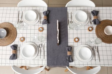 Mutfakta yanan mumlar olan güzel bir masa. Üst görünüm