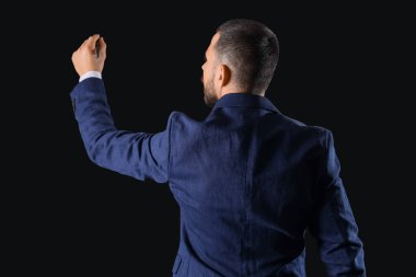 Koyu arka planda yazan bir iş adamı. Hedef kavramı