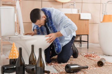 Genç adam tuvalette partiden sonra kendini kötü hissediyor.