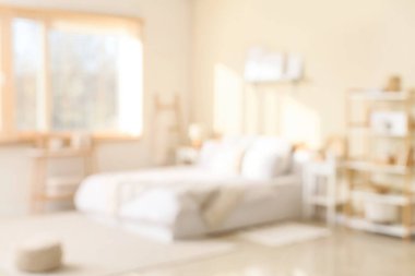 Rahat bir yatak, raf ünitesi ve yatak odasının içindeki çerçeveler. Bulanık görünüm