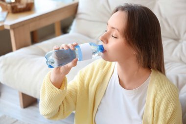 evde genç kadının içme suyu