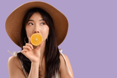 Leylak kaplamalı taze turuncu bir Asyalı kadın.