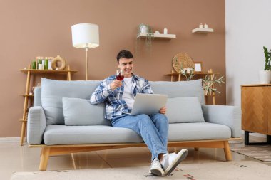 Genç adam evde flört sahip