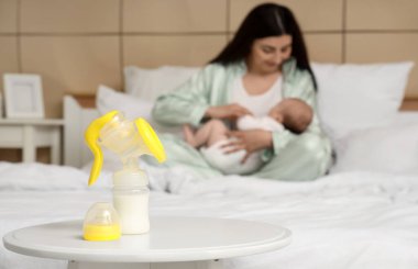 Yatak odasındaki sütlü meme pompası.