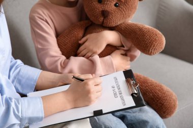 Çocuk evlat edinme başvurusu için sosyal hizmet görevlisi, yakın çekim