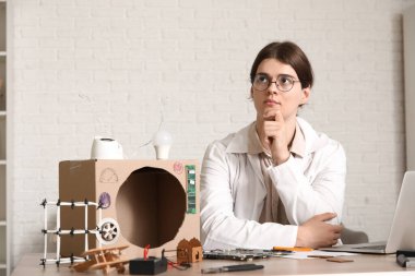 Ofisteki düşünceli erkek mucit.