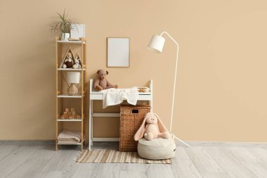 Raf üniteli çocuk odası, masa ve lamba değiştirme.