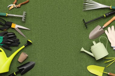 Yeşil çim arka planda bahçe malzemeleri seti. Üst görünüm