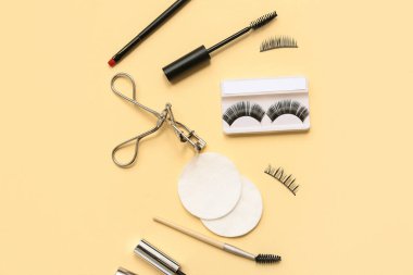 Bej arka planda araçları olan farklı takma kirpiklerName