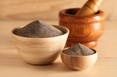 Kara biber tozu ve ahşap kaplamalı havan topu kaseleri.