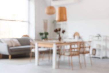 Masa, kanepe ve raf üniteleriyle hafif yemek odasının bulanık görüntüsü