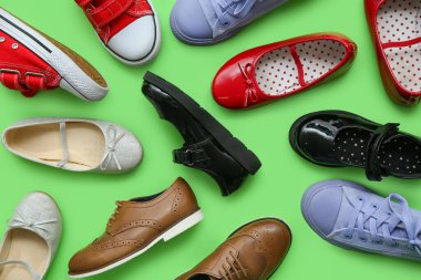 Yeşil arka planda farklı çocuk ayakkabıları