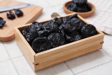 Beyaz fayanslı kuru erikli ahşap kutu.