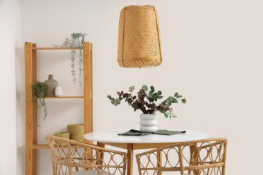 Yemek masası ve raf ünitesi olan ışık odasının içinde.