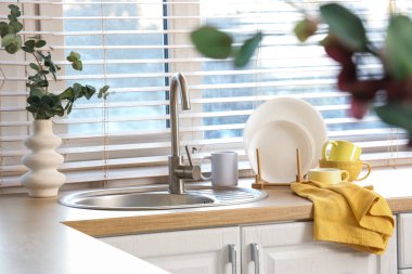 Mutfakta tabağı olan sarı peçete.