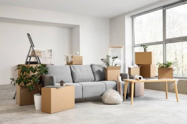 Taşınırken odada karton kutular olan masa ve kanepe