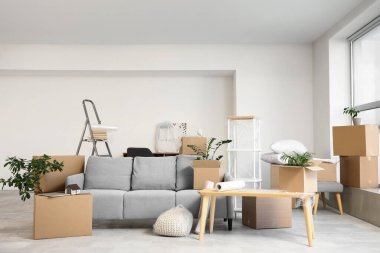 Taşınırken odada karton kutular olan masa ve kanepe