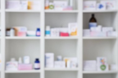 Eczanedeki raflardaki farklı ilaçların bulanık görüntüsü
