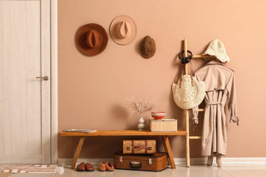 Modern koridorun içindeki bej duvarın yanındaki bankta ve merdivende.