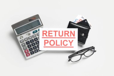 Gri arkaplanda cüzdan, gözlük ve metin ile hesaplayıcı POLICY RETURN