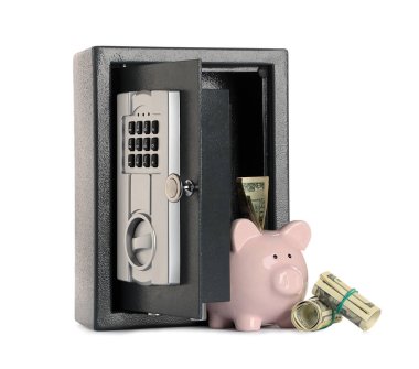İçinde para ve beyaz arka planda izole domuz kumbarası olan modern bir kasa aç