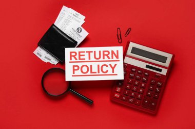 Kırmızı arkaplanda metin RETURN POLICY kağıtları, gıda pazarından makbuzlar, büyüteç ve hesap makinesi