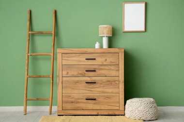 Odanın içinde ahşap tuvalet, merdiven ve boş çerçeve var.