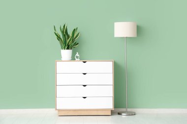 Klozete biblo ve yeşil duvarın yanına lamba koyun.