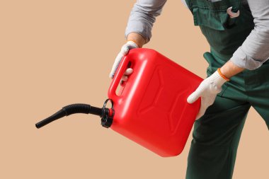 Bej arka planda teneke kutusu olan erkek tamirci