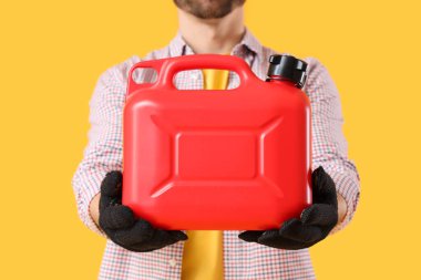 Sarı arka planda tüplü genç adam, yakın plan.