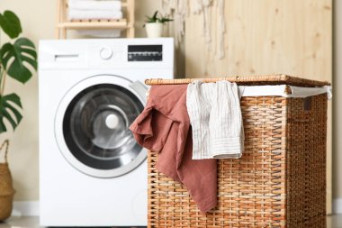 Kirli çamaşırlarla dolu sepet, çamaşır makinesi.